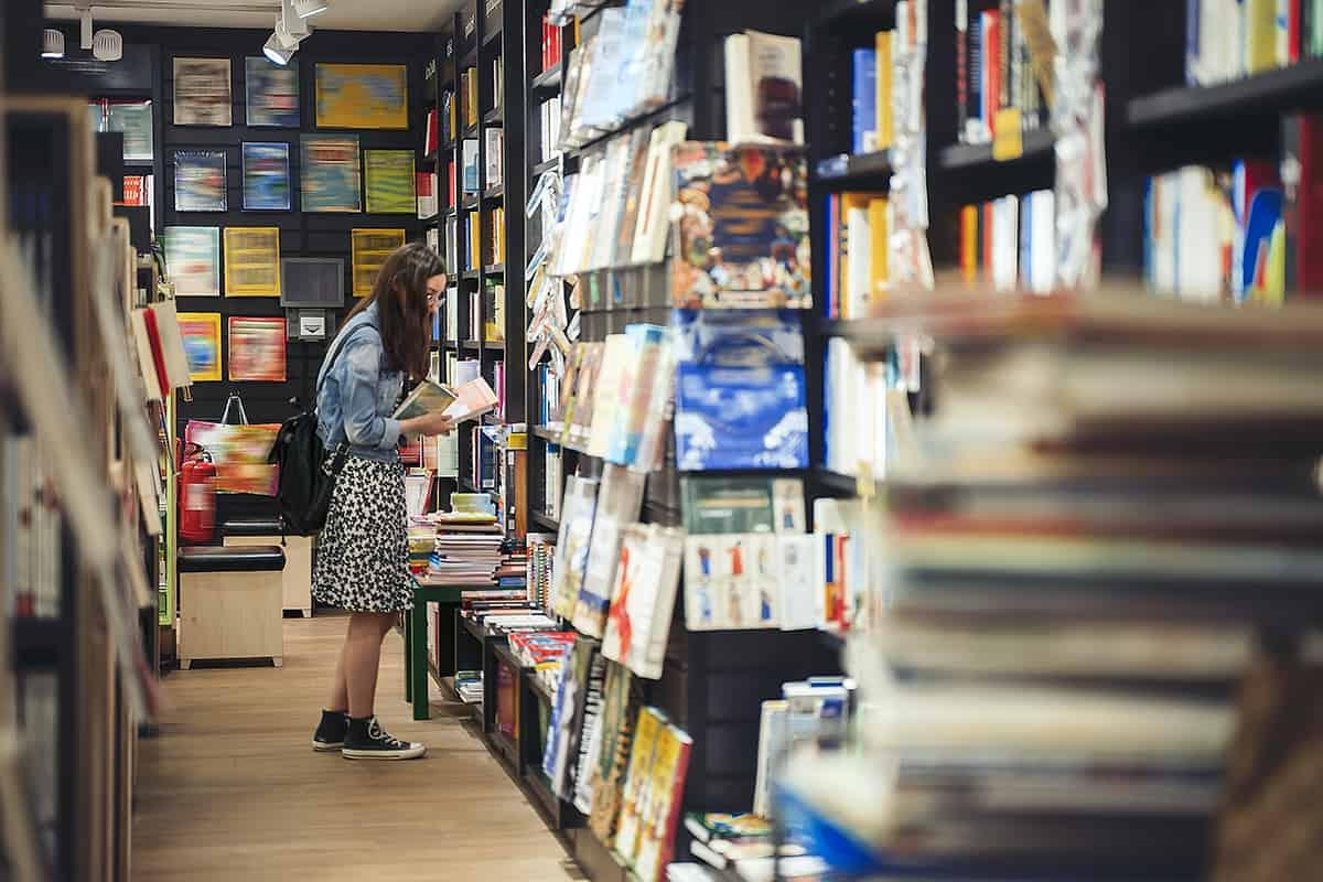 女学生在书店里找书.